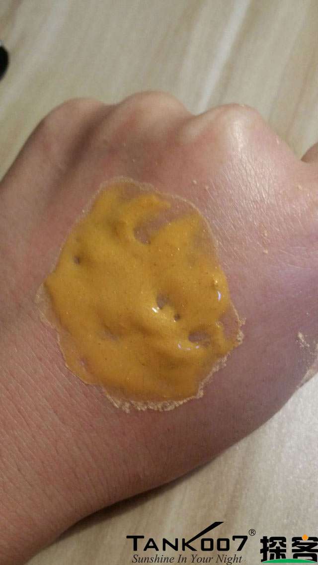 客戶買了紫光手電驗熒光劑，先拿面膜大姨媽巾開刀 