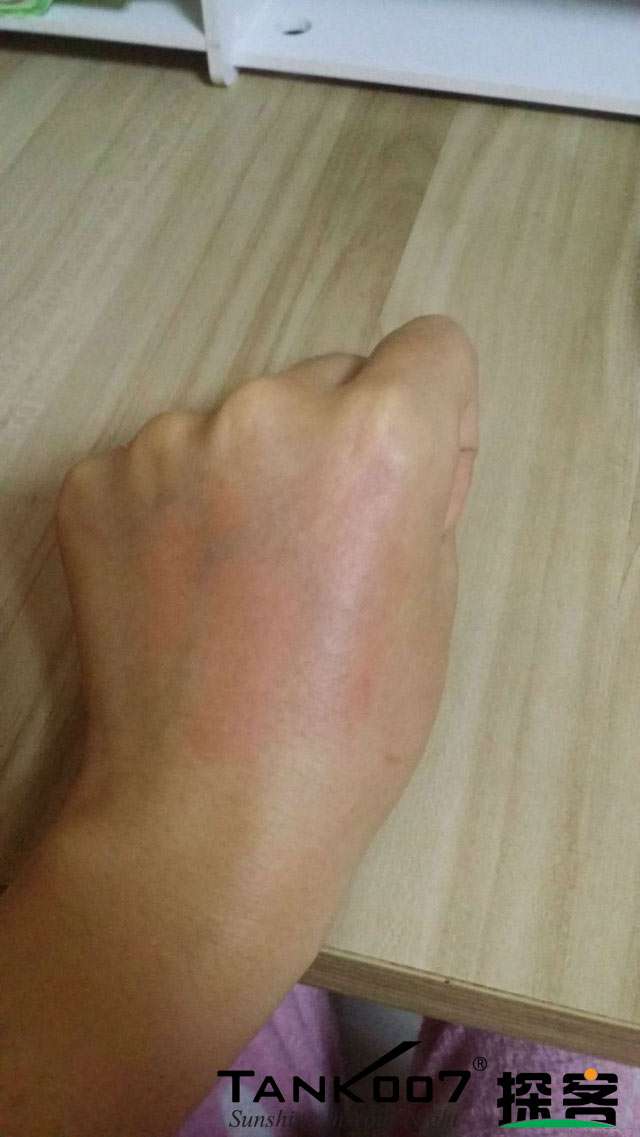 客戶買了紫光手電驗熒光劑，先拿面膜大姨媽巾開刀 