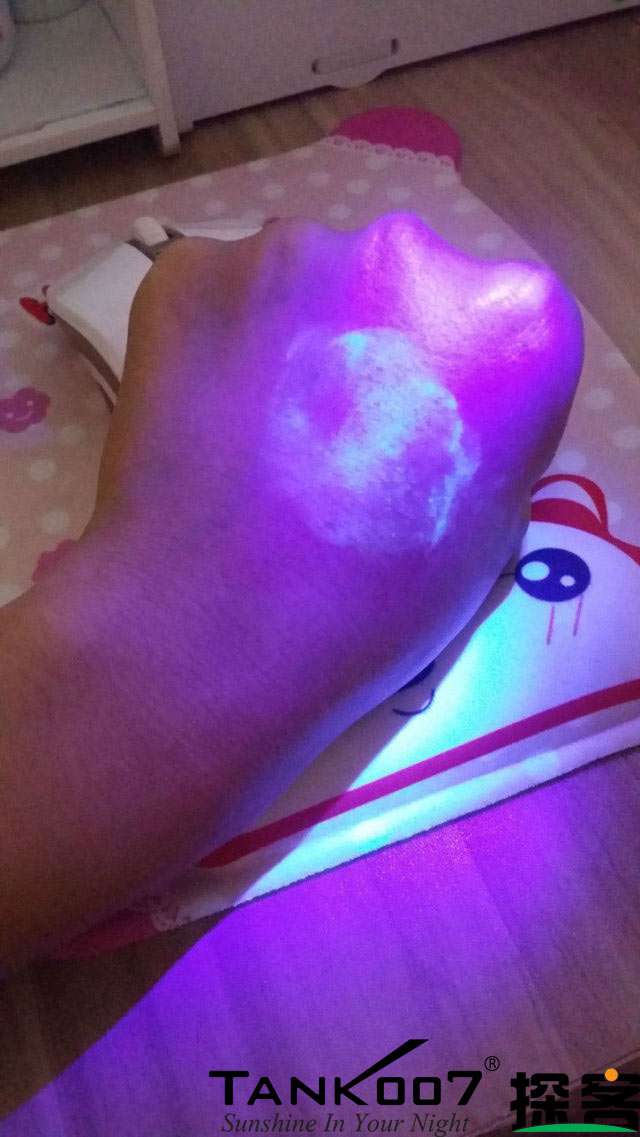 客戶買了紫光手電驗熒光劑，先拿面膜大姨媽巾開刀 