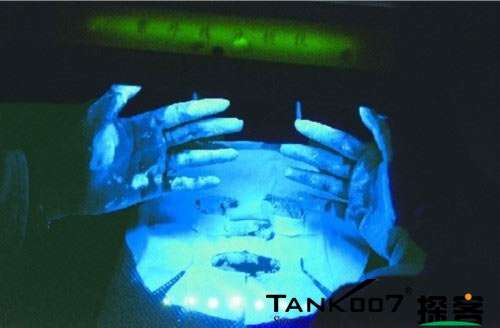 客戶買了紫光手電驗熒光劑，先拿面膜大姨媽巾開刀 