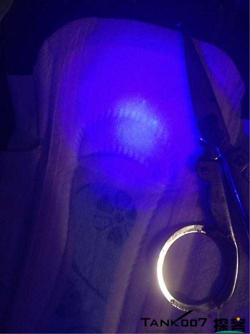 客戶買了紫光手電驗熒光劑，先拿面膜大姨媽巾開刀 